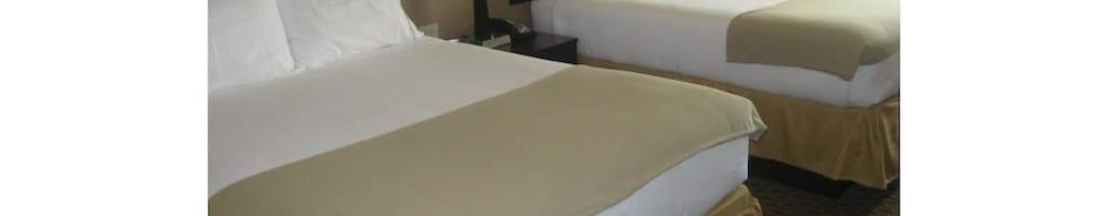Holiday Inn Express & Suites Del Rio By Ihg Exterior photo