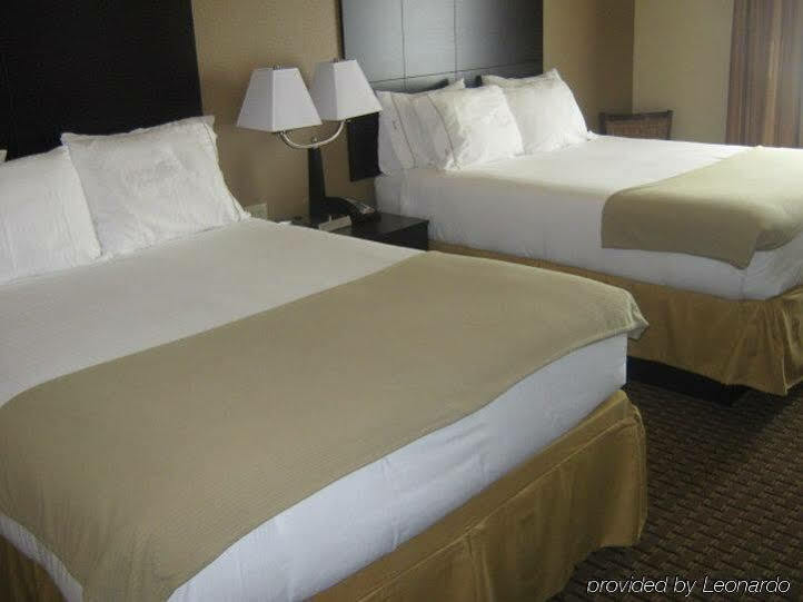 Holiday Inn Express & Suites Del Rio By Ihg Exterior photo
